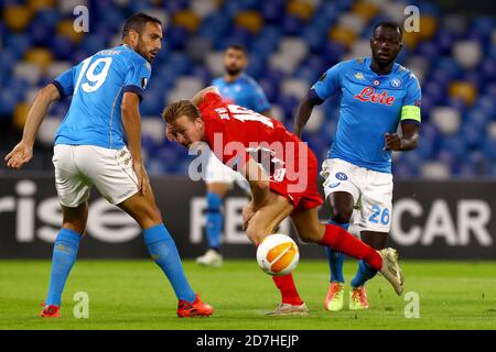 NAPOLI, ITALIA - 22 OTTOBRE: Nikola Maksimovic di Napoli, Dani de wit di AZ, Kalidou Koulibaly di Napoli prima della partita UEFA Europa League tra Napoli e AZ Alkmaar allo stadio San Paolo il 22 ottobre 2020 a Napoli, Italia (Foto di Marcel ter Bals/Orange Pictures) Foto Stock