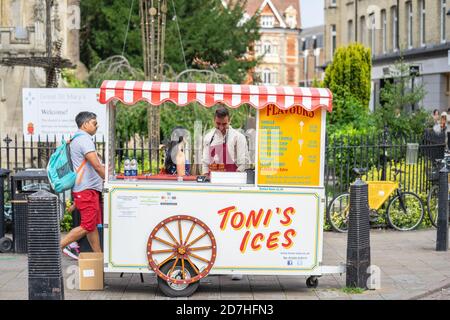 Cambridge, Regno Unito, 1 agosto 2019. Il furgone vende gelati in una stretta strada di Cambridge Foto Stock