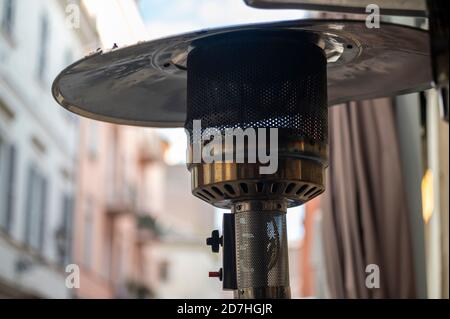 radiatore esterno in metallo per il riscaldamento di aree esterne Foto Stock