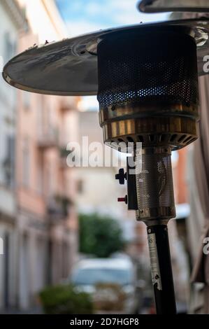 radiatore esterno in metallo per il riscaldamento di aree esterne Foto Stock