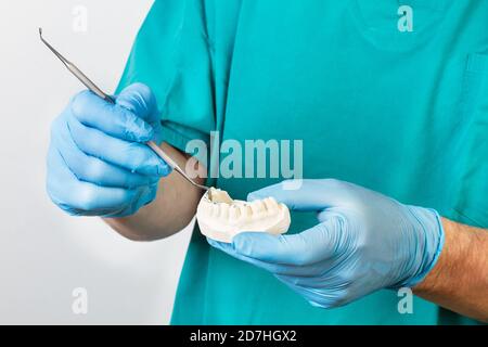 Dentista con una detura gettata nelle mani in una vista ravvicinata Foto Stock