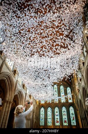 Michele Gee fotografa 'l'Ala e UNA preghiera', un'installazione di 10,000 angeli nella Cattedrale di Ripon, progettata durante il blocco COVID-19 per sostenere la comunità attraverso la preghiera. Foto Stock