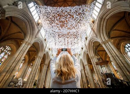 Michele Gee fotografa 'l'Ala e UNA preghiera', un'installazione di 10,000 angeli nella Cattedrale di Ripon, progettata durante il blocco COVID-19 per sostenere la comunità attraverso la preghiera. Foto Stock