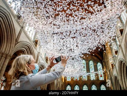 Michele Gee fotografa 'l'Ala e UNA preghiera', un'installazione di 10,000 angeli nella Cattedrale di Ripon, progettata durante il blocco COVID-19 per sostenere la comunità attraverso la preghiera. Foto Stock