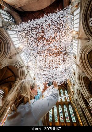 Michele Gee fotografa 'l'Ala e UNA preghiera', un'installazione di 10,000 angeli nella Cattedrale di Ripon, progettata durante il blocco COVID-19 per sostenere la comunità attraverso la preghiera. Foto Stock