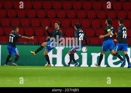 EINDHOVEN, Paesi Bassi - OTTOBRE 22: Jorge Molina di Granada (2L) celebra il suo obiettivo con i suoi compagni di squadra durante la partita UEFA Europa League tra PSV e Granada allo stadio Phillips il 22 ottobre 2020 a Eindhoven, Paesi Bassi (Foto di Perry vd Leuvert/Orange Pictures) Foto Stock