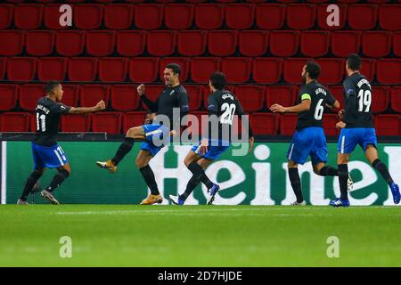 EINDHOVEN, Paesi Bassi - OTTOBRE 22: Jorge Molina di Granada (2L) celebra il suo obiettivo con i suoi compagni di squadra durante la partita UEFA Europa League tra PSV e Granada allo stadio Phillips il 22 ottobre 2020 a Eindhoven, Paesi Bassi (Foto di Perry vd Leuvert/Orange Pictures) Foto Stock