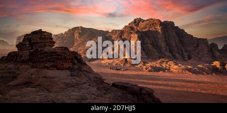 Beduin camp a sunrise nel Wadi Rum desert, Giordania Foto Stock