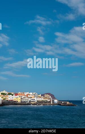 Los Abrigos con le sue case colorate, il porto e Montana Roja sullo sfondo, un pittoresco villaggio popolare per la cucina pescatariana Foto Stock