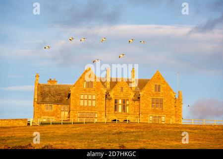 Porthledden House a Cape Cornwall al tramonto, costruita da Francis Oats che ha fatto i suoi soldi da Cornish mining prima di passare il tempo di estrazione dei diamanti a Sout Foto Stock