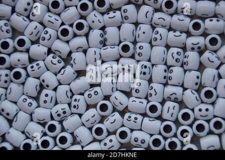 Grappolo di perle bianche di forma rotonda con sorrisi/volti. Foto Stock