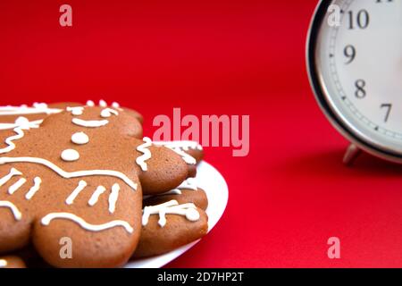 Orologio fatto a mano su sfondo bianco. Un orologio da un disco della  frizione per auto. Orologio nero con elementi dorati Foto stock - Alamy