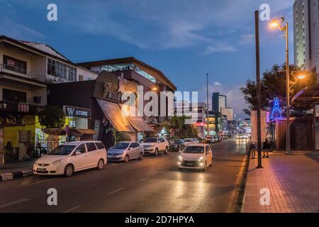 Guida di notte attraverso Miri, Malesia Foto Stock