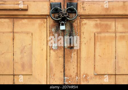 vecchia serratura in metallo sulla porta di legno arancione Foto Stock