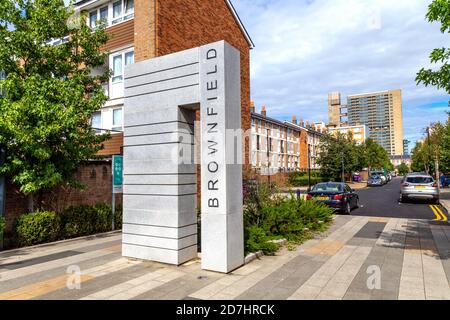 Segno per la tenuta Brownfiled in Poplar con la Torre Balfron sullo sfondo, Londra, Regno Unito Foto Stock