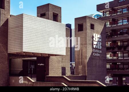 Esterno del Barbican Center in stile brutalista sulla Barbican Estate, Londra, Regno Unito Foto Stock