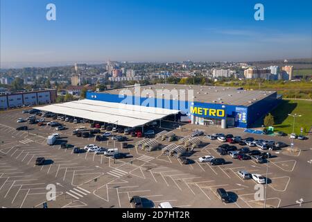 Metro negozio al dettaglio, grande centro commerciale di articoli per la casa e alimentari con parcheggio, vista aerea, copyspace Foto Stock