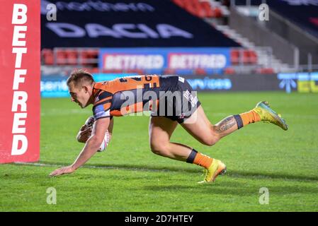 Il Greg Eden di Castleford ha fatto un tentativo durante la partita della Betfred Super League tra Castleford Tigers e Hull KR al Totally Wicked Stadium, St Hele Foto Stock