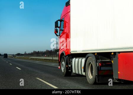 Autocarro con rimorchio per veicoli lunghi in autostrada. Foto Stock