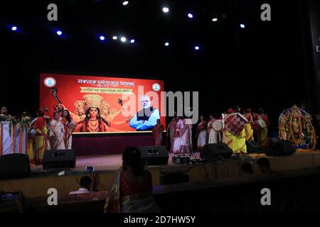 Kolkata, India. 22 ottobre 2020. Inaugurazione virtuale di Durga Puja a kolkata da parte del primo ministro indiano Shri Narendra modi. (Foto di Dipa Chakraborty/Pacific Press) Credit: Pacific Press Media Production Corp./Alamy Live News Foto Stock