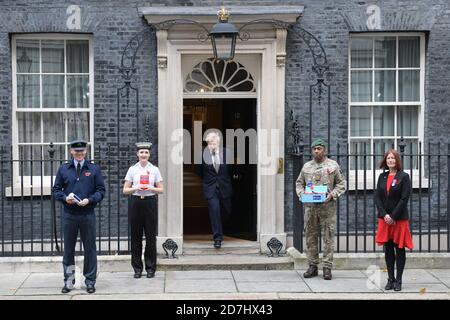 (Da sinistra a destra) Luogotenente di volo RAF Ollie Smith, Royal Navy able Seaman Laura Chisholm, primo ministro Boris Johnson, sergente di esercito Ilaitia Vuki e Claire Rowcliffe, Direttore di Fundraising per la Legione reale Britannica. Il sig. Johnson ha incontrato i fondi della Royal British Legion per acquistare un papavero di fronte alla porta di Downing Street. Foto Stock