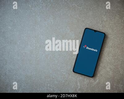 LOD, Israele - 8 luglio 2020: Schermata di lancio dell'app Domino's Pizza Israel con logo sul display di uno smartphone nero su sfondo in ceramica. Foto Stock