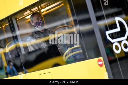 Berlino, Germania. 21 Ott 2020. Un passeggero indossa una copertura per bocca e naso su un autobus della compagnia di trasporti pubblici berlinese ai margini di un evento stampa. Credit: Pedersen/dpa-Zentralbild/ZB/dpa/Alamy Live News Foto Stock