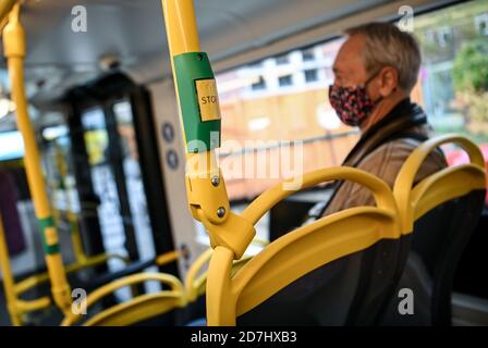 Berlino, Germania. 21 Ott 2020. Un passeggero indossa una copertura per bocca e naso su un autobus della compagnia di trasporti pubblici berlinese ai margini di un evento stampa. Credit: Pedersen/dpa-Zentralbild/ZB/dpa/Alamy Live News Foto Stock