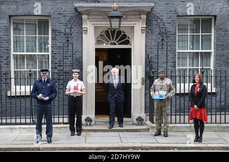 (Da sinistra a destra) Luogotenente di volo RAF Ollie Smith, Royal Navy able Seaman Laura Chisholm, primo ministro Boris Johnson, sergente di esercito Ilaitia Vuki e Claire Rowcliffe, Direttore di Fundraising per la Legione reale Britannica. Il sig. Johnson ha incontrato i fondi della Royal British Legion per acquistare un papavero di fronte alla porta di Downing Street. Foto Stock