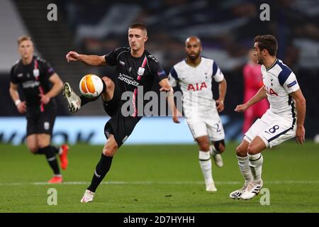 Reinhold Ranftl of LASK and Harry Winks of Tottenham Hotspur - Tottenham Hotspur v LASK, UEFA Europa League - Group J, Tottenham Hotspur Stadium, Londra, Regno Unito - 22 ottobre 2020 solo per uso editoriale Foto Stock