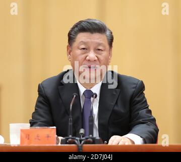 (201023) -- PECHINO, 23 ottobre 2020 (Xinhua) -- il presidente cinese Xi Jinping, segretario generale del Comitato centrale del Partito comunista cinese e presidente della Commissione militare centrale, Si rivolge ad una riunione che segna il 70° anniversario dei volontari del popolo cinese che entrano nella Repubblica Democratica popolare di Corea per combattere nella guerra per resistere all'aggressione americana e aiutare la Corea, presso la Grande Sala del popolo a Pechino, capitale della Cina, il 23 ottobre 2020. (Xinhua/Liu Weibing) Foto Stock