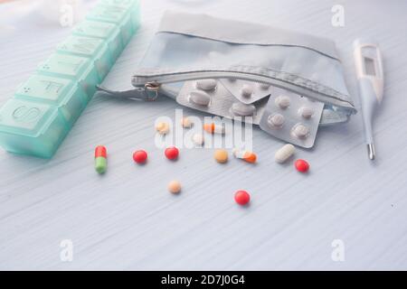confezione blister, termometro e pillole su sfondo bianco Foto Stock