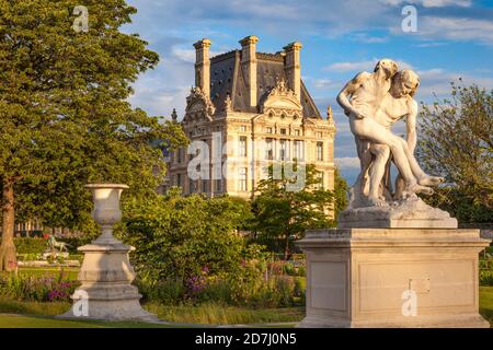 Buona statua samaritana - le Bon Samaritain, nel Jardin des Tuileries con il Musee du Louvre oltre, Parigi Francia Foto Stock