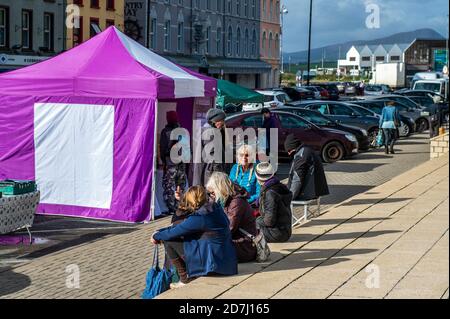 Bantry, West Cork, Irlanda. 23 Ott 2020. Il mercato del venerdì di Bantry è operativo oggi ed è più tranquillo del solito. Tuttavia, nonostante il Cork County Council dichiarasse solo bancarelle che vendono articoli essenziali come il cibo, molte bancarelle sembravano vendere articoli non essenziali. Credit: AG News/Alamy Live News Foto Stock