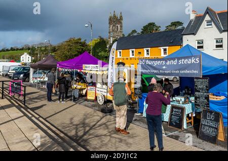 Bantry, West Cork, Irlanda. 23 Ott 2020. Il mercato del venerdì di Bantry è operativo oggi ed è più tranquillo del solito. Molte persone hanno colto l'opportunità di incontrare i loro amici sotto il sole. Credit: AG News/Alamy Live News Foto Stock