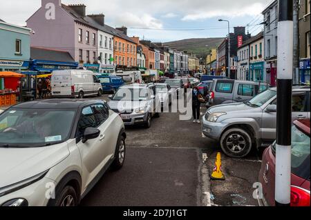 Bantry, West Cork, Irlanda. 23 Ott 2020. Il mercato del venerdì di Bantry è operativo oggi ed è più tranquillo del solito. Tuttavia, il traffico dentro e intorno a Bantry è stato sostenuto con lunghe linee di automobili. Credit: AG News/Alamy Live News Foto Stock