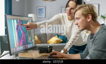 I redattori professionisti maschili e femminili parlano mentre lavorano nel software dell'applicazione di editing fotografico su un personal computer. Editor di foto che ritoccano le foto di a. Foto Stock