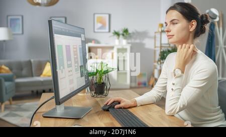 Beautiful Female Software Designer funziona su un UX UI Mobile App Template, utilizza Personal computer. Programmatore freelance che lavora da casa. Applicazione mock-up Foto Stock