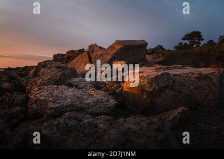 Tramonto su vecchie fortezze militari demolite. Fortificazioni abbandonate sulla costa del Mar Baltico a Liepaja, Lettonia. Foto Stock