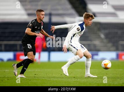 Londra, Inghilterra - OTTOBRE 22: Jack Clarke di Tottenham Hotspur per il suo debutto senior sotto la pressione di Reinhold Ranftl di Lask durante la Europe League Grou Foto Stock