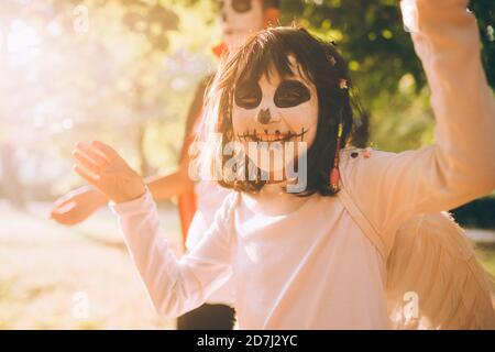 Ragazza felice in vernice di faccia di Halloween Foto Stock