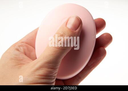 Una barra di sapone verde naturale a mano isolato su sfondo bianco. Scatto in studio. Tema igiene - prevenzione di batteri e virus. Lavarsi le mani Foto Stock