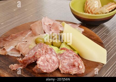 Piatto assortito di prosciutto, hamon, salame, olive e formaggi per spuntini a venezia. Foto Stock