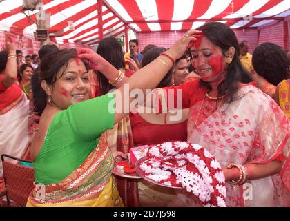 Le donne bengalesi indiane che giocano o applicano Vermilion l'una all'altra Durante Durga Puja un rituale conosciuto come Khela o Sindoor Sindur khela in lingua bengalese Foto Stock