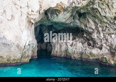 Grotta dei Santi, Grotta dei Santi o Grotta dei Santi sull'isola di Capri nel sud Italia con il bel mare e le rocce bianche Foto Stock