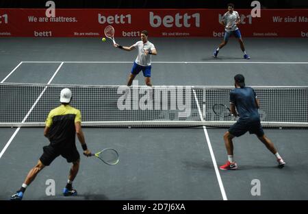 Colonia, Germania. 23 Ott 2020. Tennis: ATP Tour - Campionati di Colonia (ATP), doppi, uomini, quarti di finale, Daniell (Nuova Zelanda) e Oswald (Austria) - Kubot (Polonia) e Melo (Brasile). Philipp Oswald (2° da destra) e Marcus Daniell (2° da sinistra) giocano la palla contro Marcelo Melo (a sinistra) e Lukasz Kubot. Credit: Jonas Güttler/dpa/Alamy Live News Foto Stock
