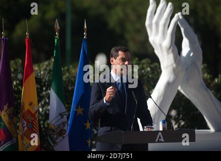 Presidente del governo regionale dell'Andalusia e Presidente della filiale andalusa del PP, Juan Manuel Moreno Bonilla ha pronunciato un discorso in piazza Plaza de la Solidaridad durante l'inaugurazione di una scultura in omaggio a medici e operatori sanitari che hanno combattuto contro la pandemia del coronavirus. La scultura è stata creata dallo scultore sevilliano José Antonio Navarro Arteaga, Essa rappresenta un applauso simbolico in riconoscimento agli operatori sanitari per i loro sforzi di salvare vite umane durante i peggiori mesi di reclusione in Spagna. Foto Stock