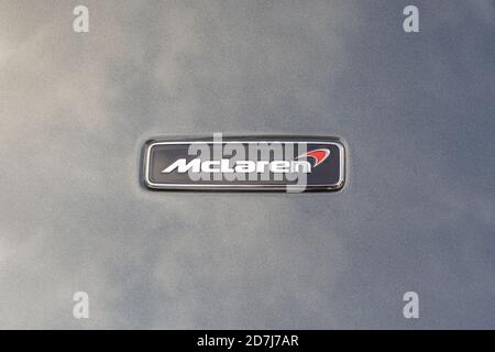 Logo Real McLaren sulla carrozzeria in metallo grigio vero Foto Stock