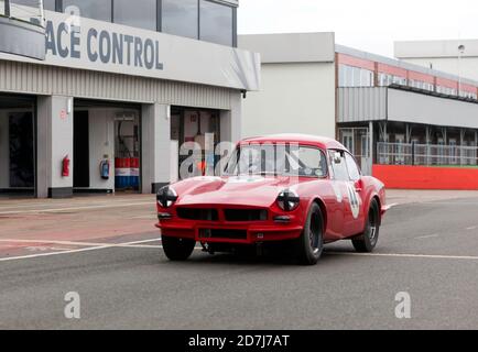 Simon Drabble alla guida della sua 1962, Reliant Sabre Six, durante la sessione di qualifica per il RAC Tourist Trophy per le vetture storiche (Pre '63 GT) Foto Stock