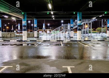 Sfondo luminoso. Nessuno dentro. Parcheggio sotterraneo. Trasporti pubblici. Scena di sfondo vuota. Pavimento in cemento Foto Stock